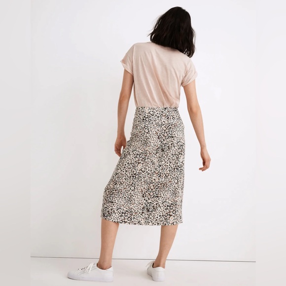 Madewell Side-Button Straight Midi Skirt in floral Daisy Groove Cream and Black - Picture 5 of 12